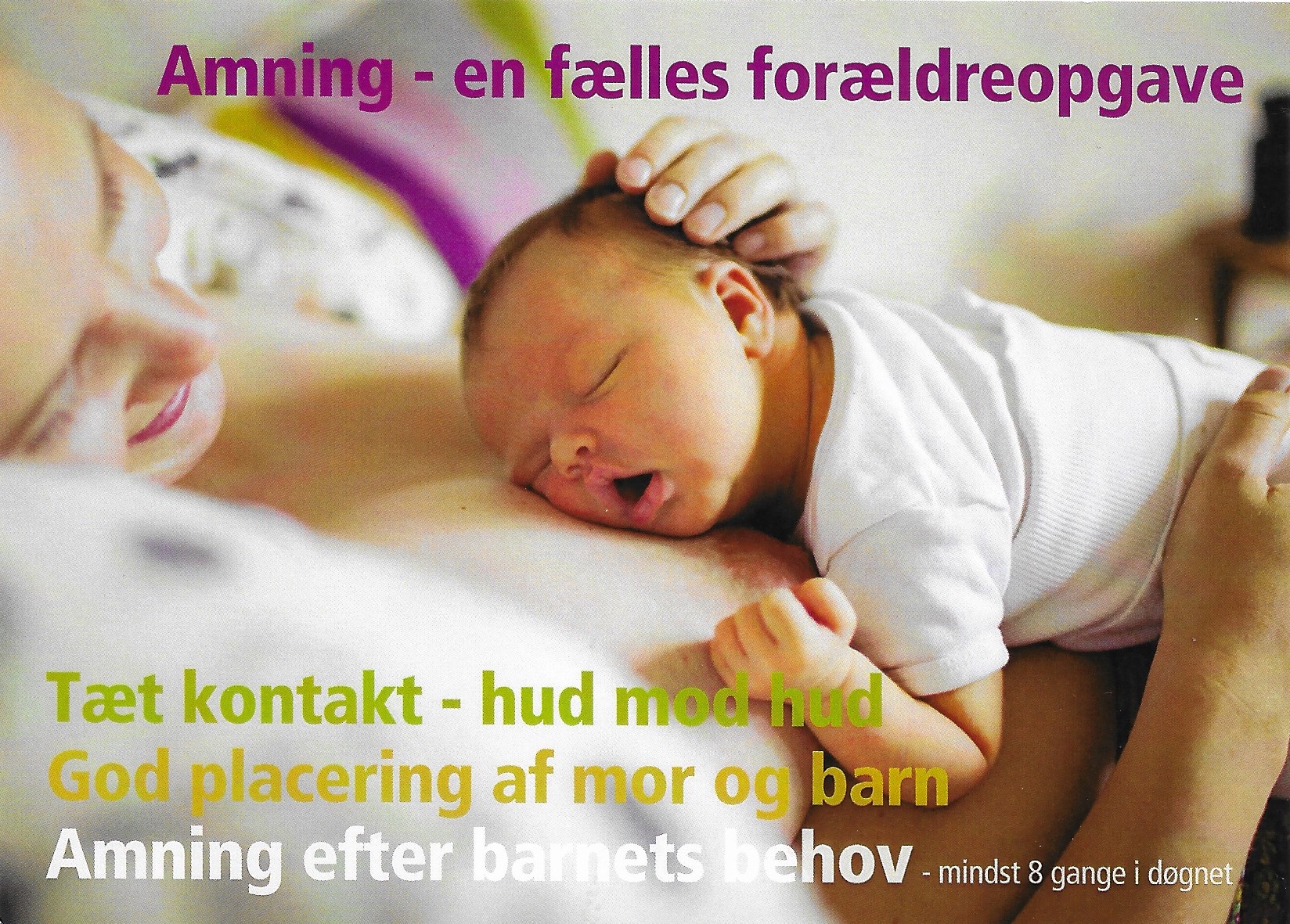 En familie sidder sammen om amningen — amning er en fælles opgave